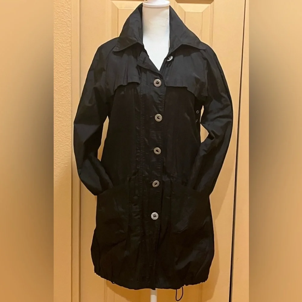 Chico’s raincoat/ long windbreaker/ trench coat. Black w/ silver tone buttons. M